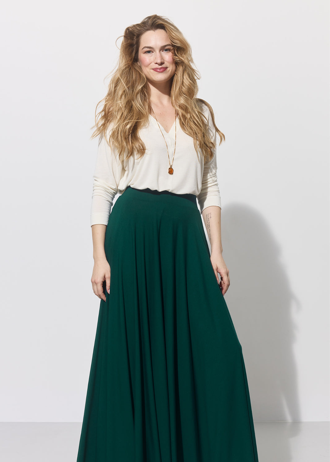 Zielona spódnica maxi z białą bluzką – elegancka stylizacja dla kobiet