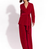 Czerwony garnitur z weluru z wiązanym pasem, eleganckie spodnie i bluza, idealny na imprezę lub spotkanie biznesowe