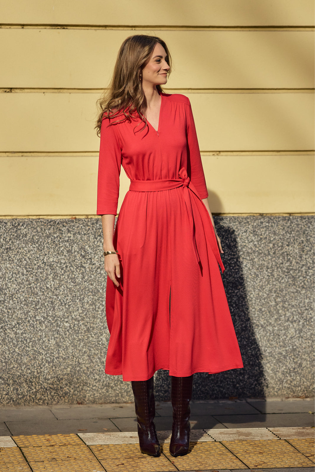 Czerwona sukienka midi z wiązanym pasem, idealna na co dzień – elegancka i wygodna moda polska